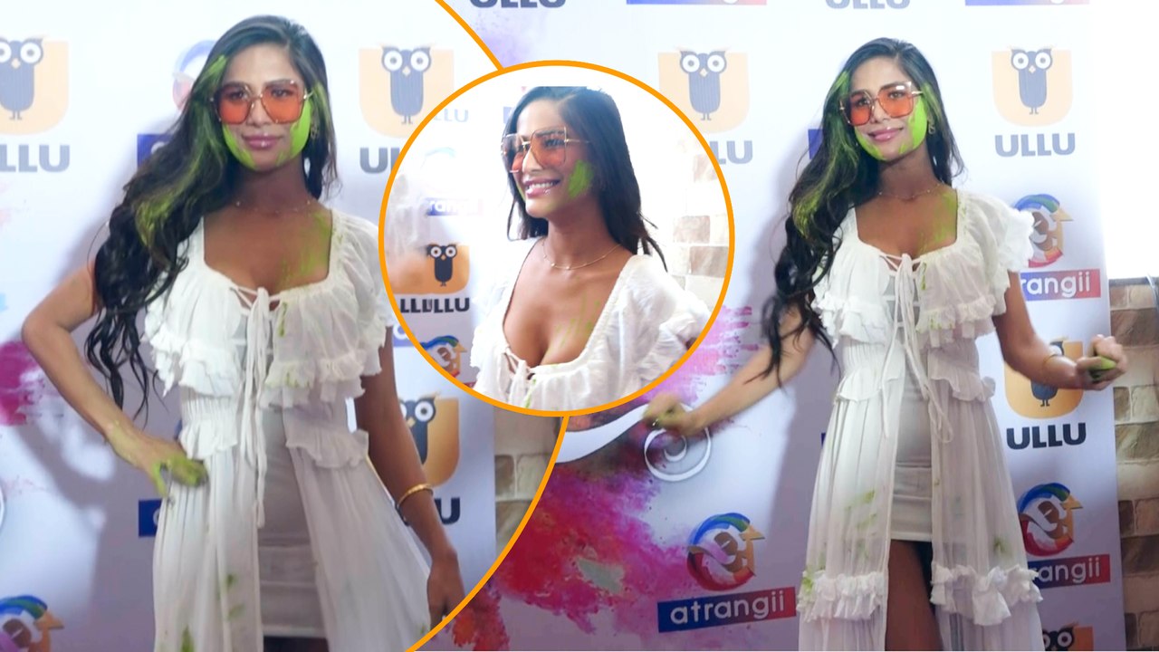 Poonam Pandey ने पैपराजी के साथ कुछ इस अंदाज़ में खेली होली