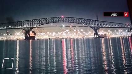ABD'de bir gemi, üzerinde trafik olan köprüye çarpıp yıktı