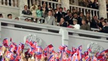 Soldados vestidos con materiales peligrosos en el desfile SURREAL de Corea del Norte