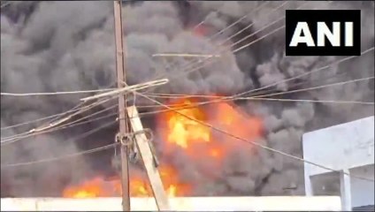 आंध्र प्रदेश के विजयवाड़ा में एक तेल टैंकर गोदाम में आग लग गई,दमकल की गाड़ियां मौके पर पहुंचीं