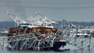Un carguero colisiona y derriba un puente en Baltimore: varios coches caen al río