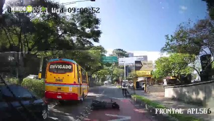 Impactante En El Poblado motociclista se cayó y casi lo arrolla un bus
