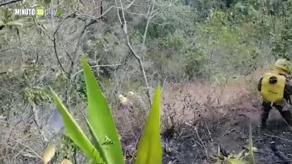 Más de 30 soldados intentan controlar un incendio en Boyacá