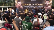 ¡Canelo Álvarez se fue a los golpes ante Caleb Plant en conferencia de prensa!