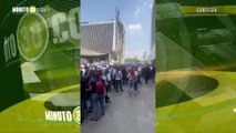 Maestros protestan a las afueras de la Gobernación de Antioquia
