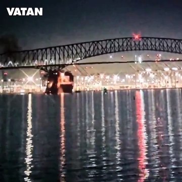 Dev gemi köprüyü böyle yıktı! Onlarca araç denize döküldü