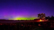 La colorida Aurora Boreal sobre la campiña de New Hampshire