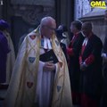 La Reina Isabel II llega a la Abadía de Westminster utilizando un bastón