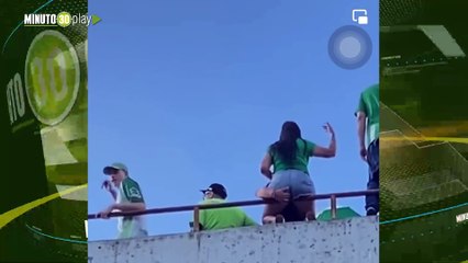 Pareja fue grabada manoseándose en pleno partido de Nacional