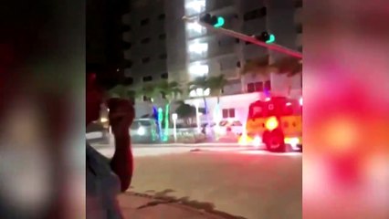 Скачать видео: Carrera por encontrar sobrevivientes tras derrumbe de edificio en Miami, Florida