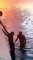 #VIDEO: Captan en video momento en que 17 balseros cubanos llegan a costas de los Cayos de la Florida