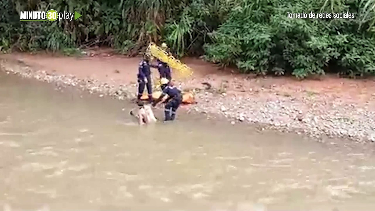 Bomberos rescatan a hombre que se lesionó bañándose en el río Medellín