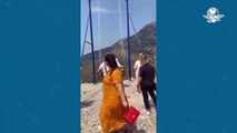 #OMG: Mujeres caen de un columpio a 1,920 metros de altura en un barranco