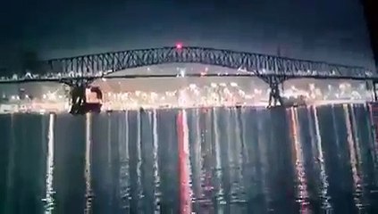 Accidente puente Baltimore, Varios coches caen al río