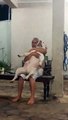 #VIRAL: Graba a su padre con el pitbull adoptado después de que dijo odiar a los perros