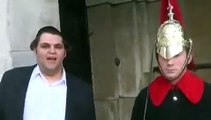 #CLASICOVIRAL:Un turista consigue hacer reír a un guardia real inglés en el palacio de Buckingham