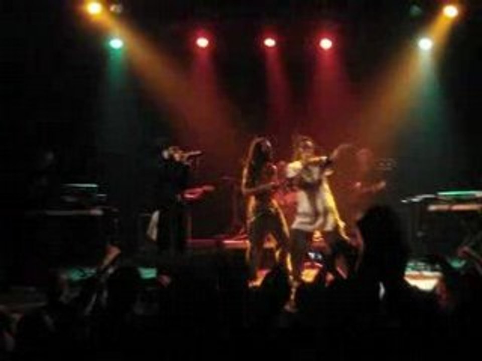 tiwony feat Straika & yaniss odua live - "why i'm hot "