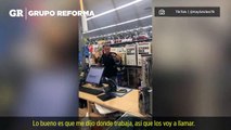 '¡Aprende inglés!', grita a empleada de Walmart en EU