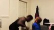 #CUTE: ¡Padre e hijo tienen una pelea de almohadas en la sala