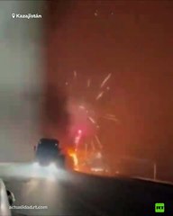 Video herunterladen: Un camión en llamas provoca un inesperado espectáculo de fuegos artificiales