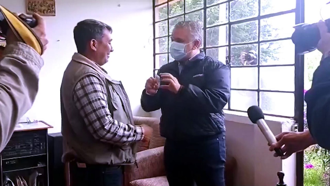 Comienza la entrega de las tarjetas que regulan la situación de los venezolanos en Colombia