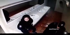 Policías rompen el lavabo de un baño al ponerse románticos