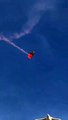 Un hombre se lanza en paracaídas vestido de Papá Noel