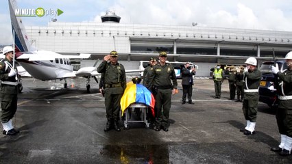 Policías lloran al despedir a su compañero, el patrullero Murcia, quien murió en el ataque en Cañasgordas