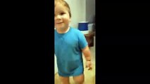 #CUTE: El pequeño está muy orgulloso de su mamá por limpiar su habitación