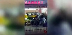 #OMG: Enorme grupo de hombres se pelean fuera del supermercado mientras un enorme incendio hace estragos en el interior