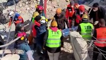 CONTENIDO GRÁFICO - Mujeres sacadas de los escombros del terremoto de Turquía, más de 200 horas después