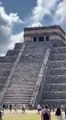 #VIDEO: Turista golpeado con un palo tras escalar pirámide mexicana
