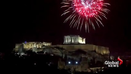 Descargar video: Año Nuevo 2022: Atenas, Grecia, da la bienvenida al año nuevo con fuegos artificiales sobre el Partenón