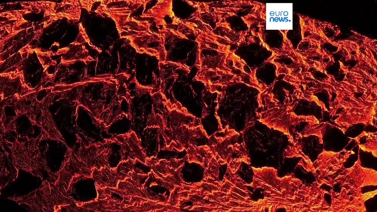 Islande : une aurore boréale au dessus d'un volcan en éruption