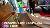 #OMG: La graciosa caída de un niño al resbalarse con su regalo de Navidad