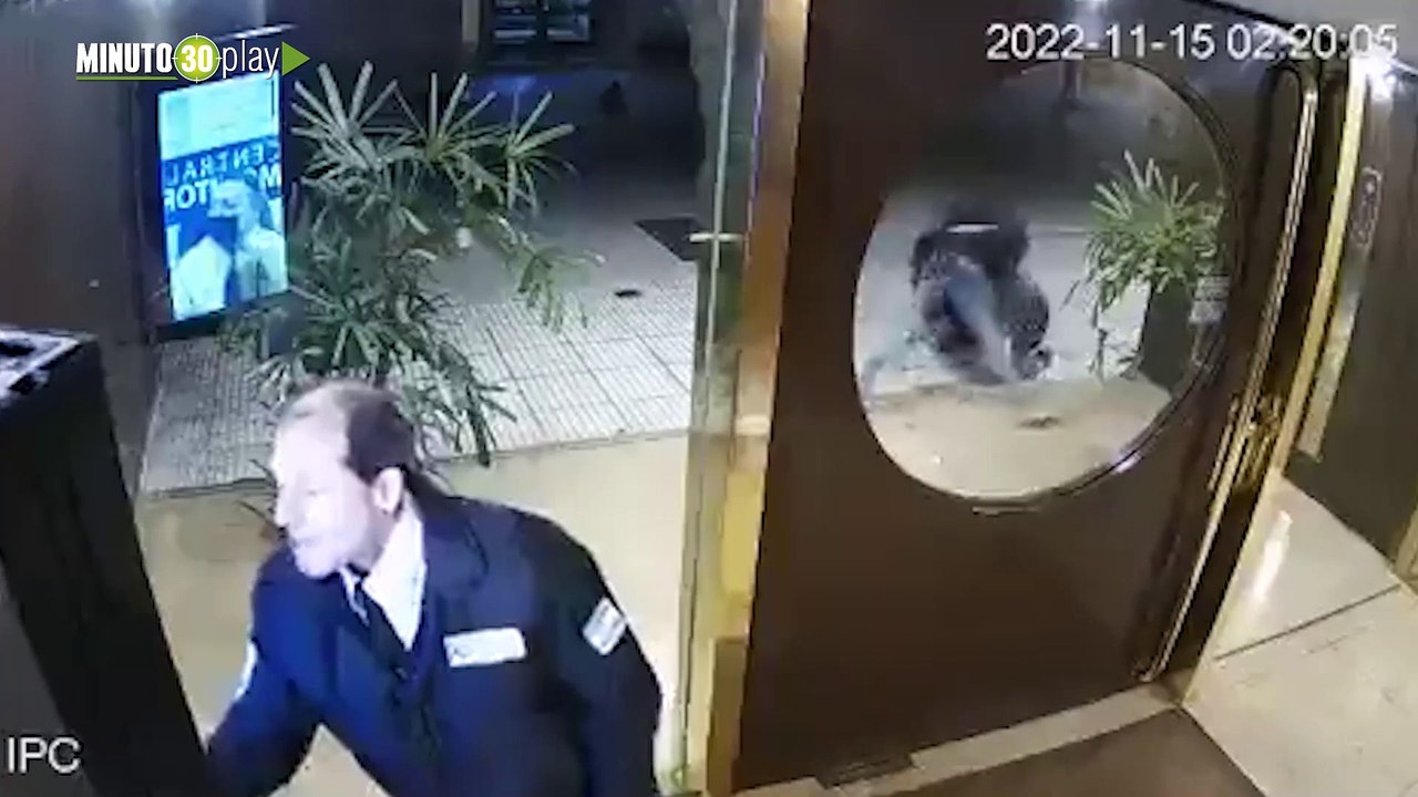 Lo robaron en la puerta de su edificio y los vigilantes solo miraron