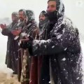 Los hombres saudíes bailan para celebrar la nevada