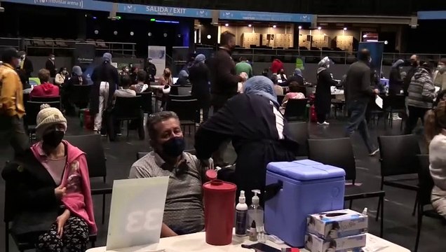 Colombia deja atrás la fase más mortal de la pandemia y acelera la vacunación