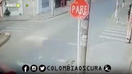 La mandó a volar Se comió un pare y se llevó por delante a una mujer que iba en una moto