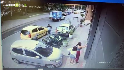 Conchudo Taxista golpeó a una joven porque le pidió que la dejara donde ella quería