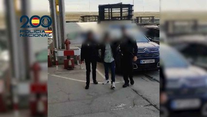 La Policía Nacional deteniendo a un miembro de la 'Mara Salvatrucha'.