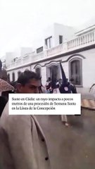 Vean el impactante momento en el que un rayo impacta a pocos metros de una procesión en Cádiz