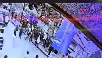 Okul önünde meydan savaşı çıktı: Yaralılar var!