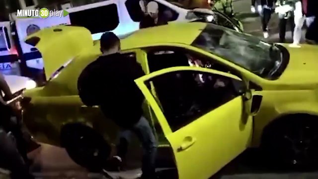 Comunidad dañó el taxi en el que huian tres presuntos ladrones en Bogotá