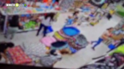 Las mañas que se dieron dos mujeres para sacarle el celular del bolso a una mujer en Medellín