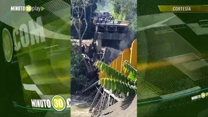 Dos policías muertos en colapso de puente sobre el río La Vieja