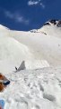 ¡Una persona hace una acrobacia de snowboard realmente impresionante!