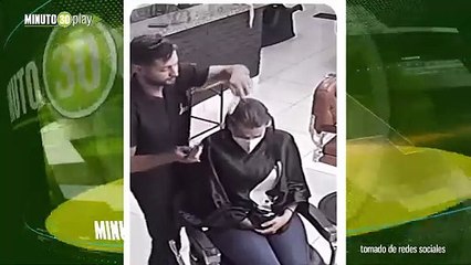 Bonito pero se llora Gesto de un peluquero con paciente de cáncer desconsolada