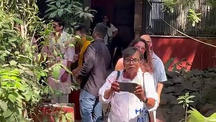 Kriti Kharbanda and Pulkit Samrat celebrated their first Holi after marriage, applied gulal to each other