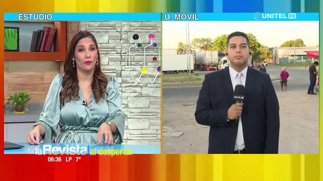 Camiones se estacionan sobre la avenida en la zona de Los Bosques